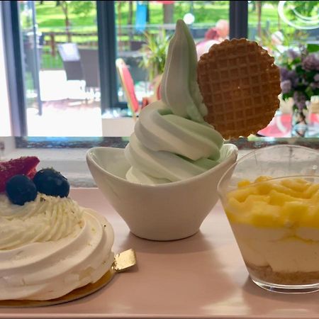 Cafe De La Creme Hotel Kuzelov Ngoại thất bức ảnh
