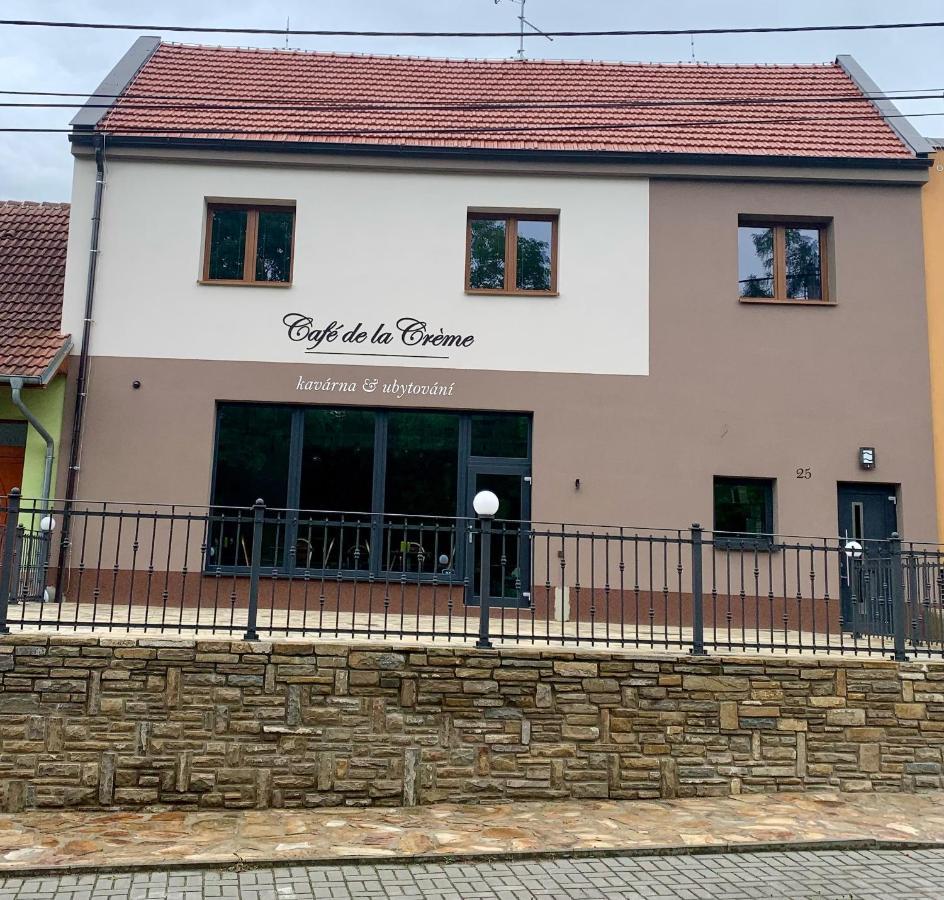 Cafe De La Creme Hotel Kuzelov Ngoại thất bức ảnh