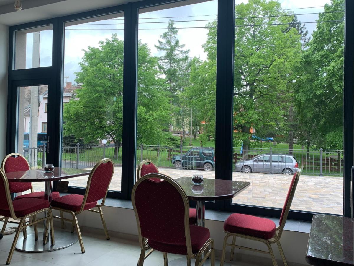 Cafe De La Creme Hotel Kuzelov Ngoại thất bức ảnh