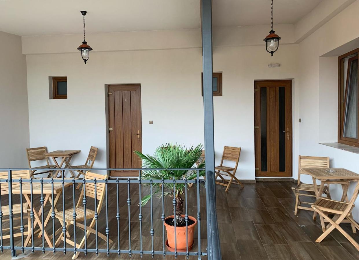 Cafe De La Creme Hotel Kuzelov Ngoại thất bức ảnh