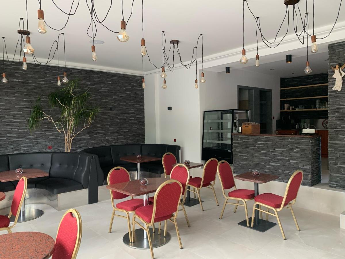 Cafe De La Creme Hotel Kuzelov Ngoại thất bức ảnh