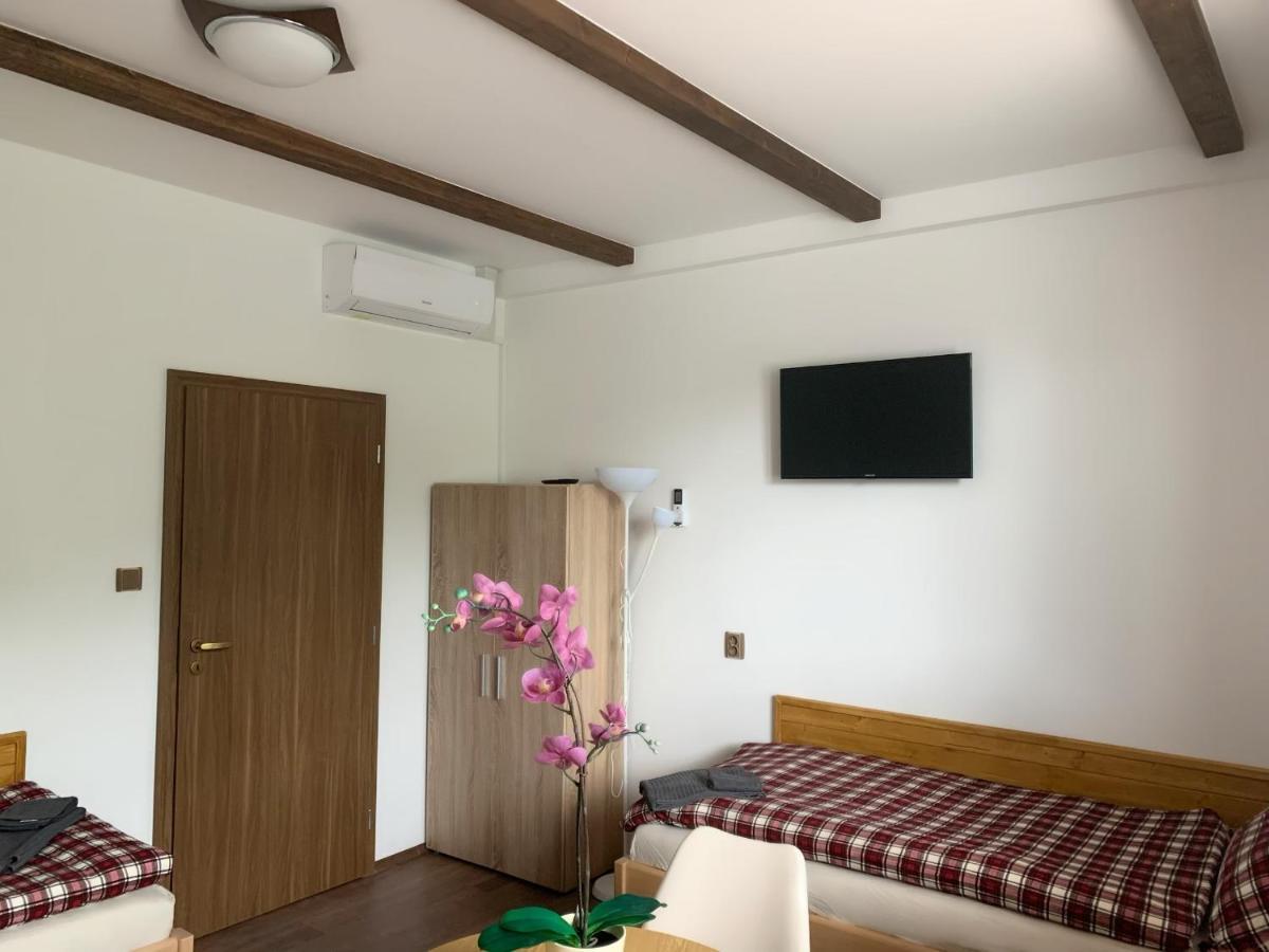 Cafe De La Creme Hotel Kuzelov Ngoại thất bức ảnh