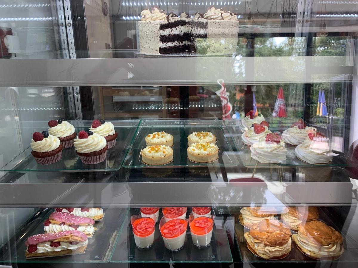 Cafe De La Creme Hotel Kuzelov Ngoại thất bức ảnh